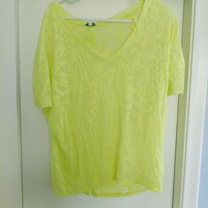 Express Tee with buttons up the back